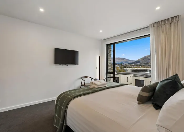 Lakeside Bliss Luxury 3 Bedroom Wanaka