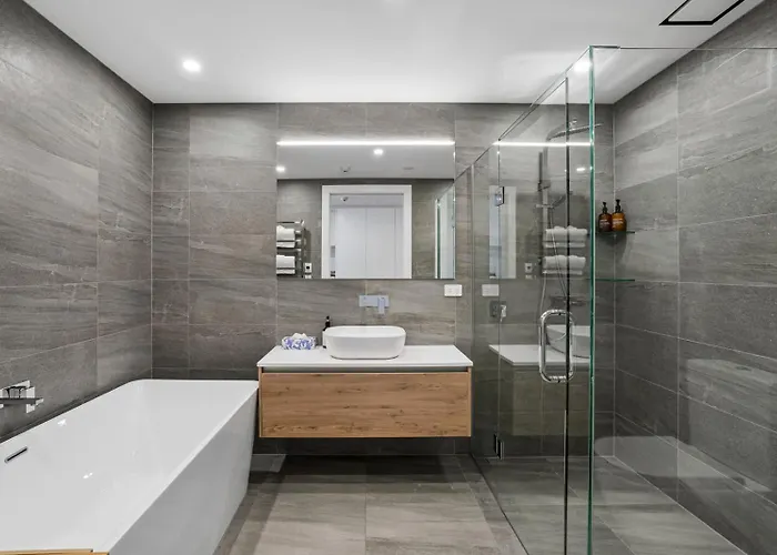 Lakeside Bliss Luxury 3 Bedroom Wanaka