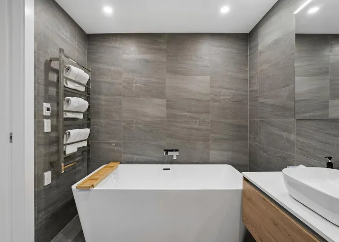 Lakeside Bliss Luxury 3 Bedroom *