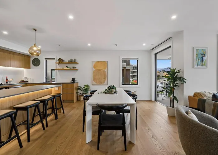Lakeside Bliss Luxury 3 Bedroom * Wanaka