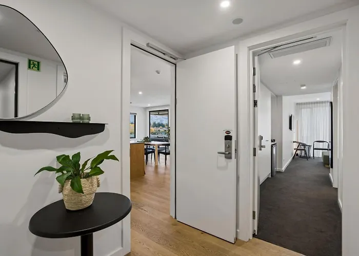 Lakeside Bliss Luxury 3 Bedroom * Wanaka