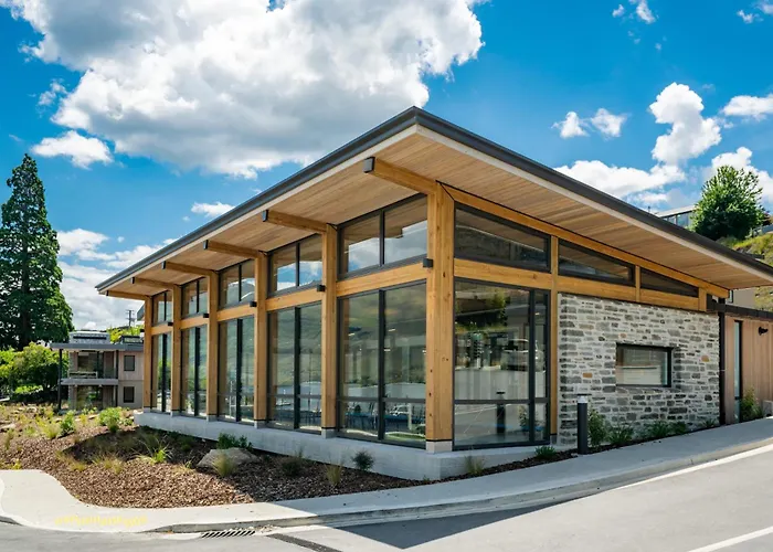 Lakeside Bliss Luxury 3 Bedroom * Wanaka