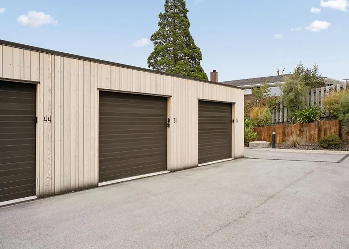 Lakeside Bliss Luxury 3 Bedroom * Wanaka