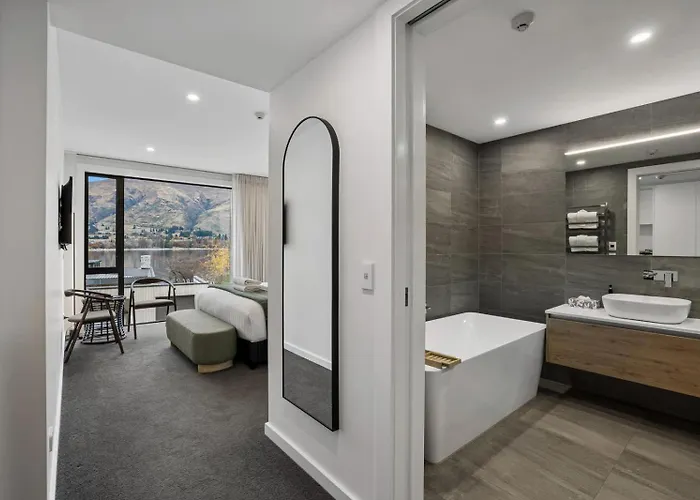 Lakeside Bliss Luxury 3 Bedroom Wanaka