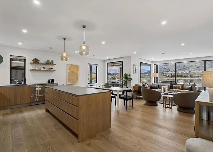 Lakeside Bliss Luxury 3 Bedroom
